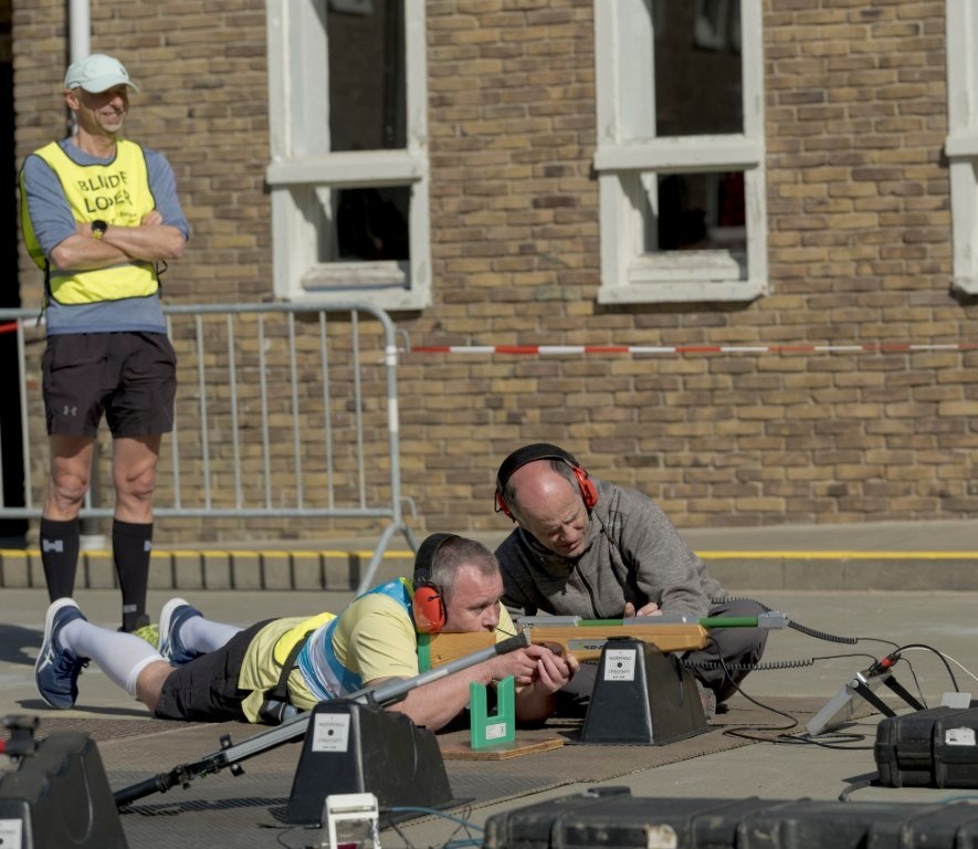 Foto van loper en loopbuddy tijdens een bialtonwedstrijd