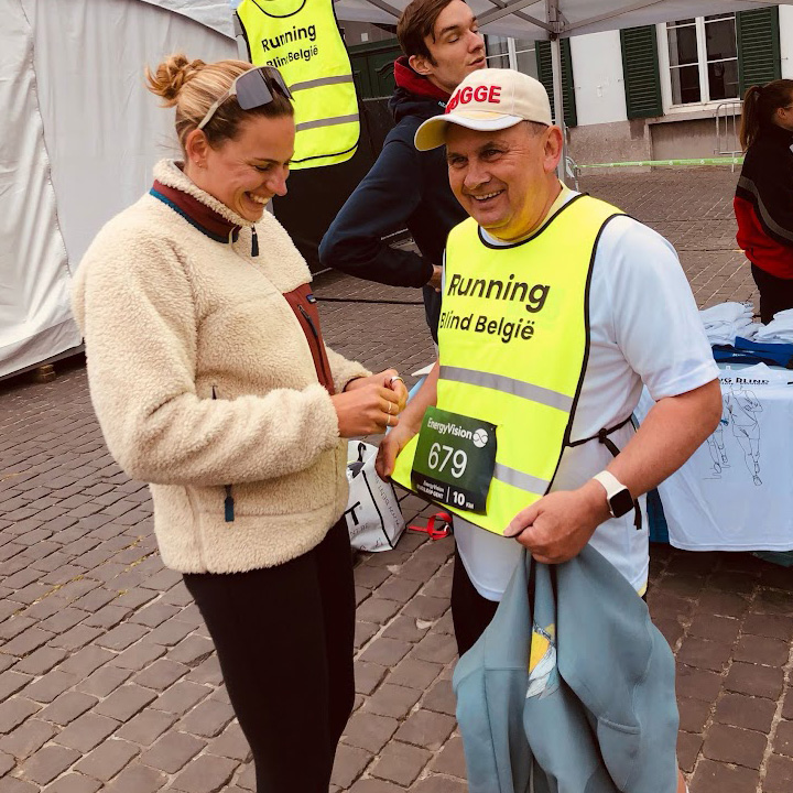 Loper en loopbuddy tijdens een loopwedstrijd
